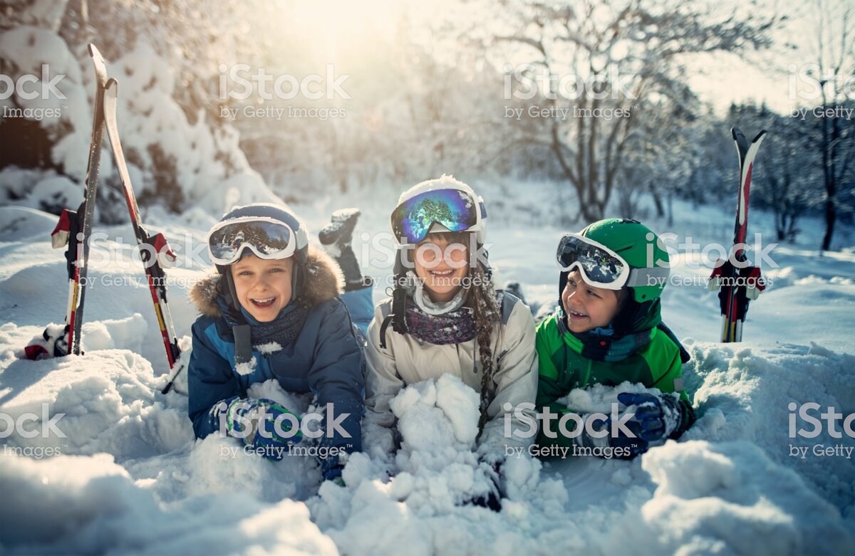 https://www.istockphoto.com/ru/%D1%84%D0%BE%D1%82%D0%BE/happy-kids-skiing-in-beautiful-winter-forest-gm1064957762-284764906
