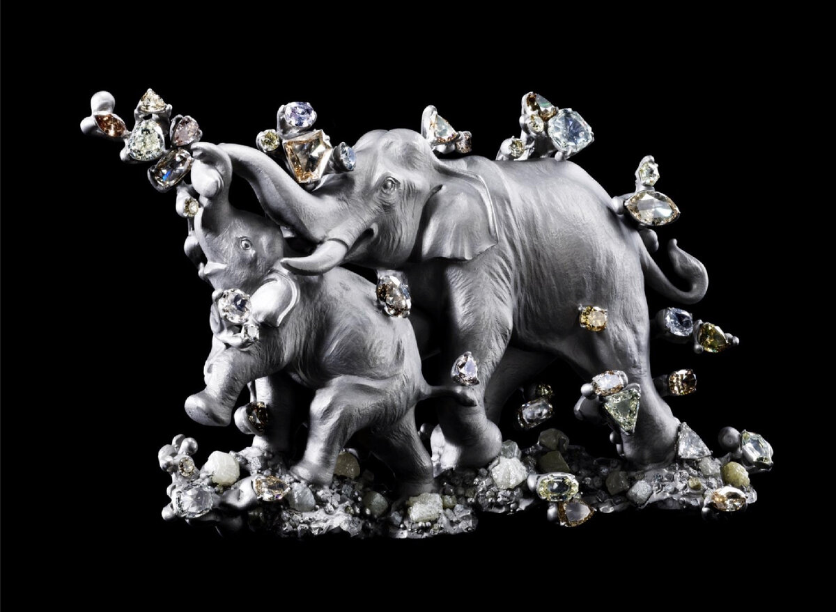 Скульптура "Слоны"  из титана с цветными бриллиантами. Здесь галерея, листайте.
