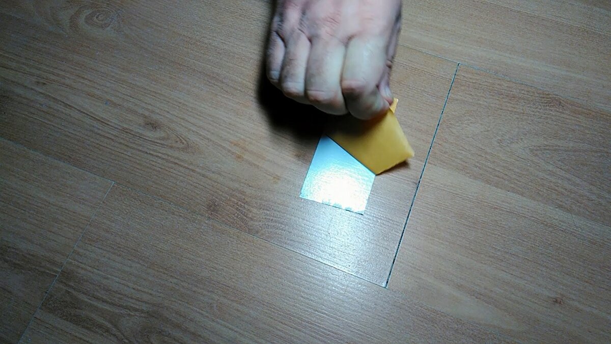 Наклеиваю скотч.