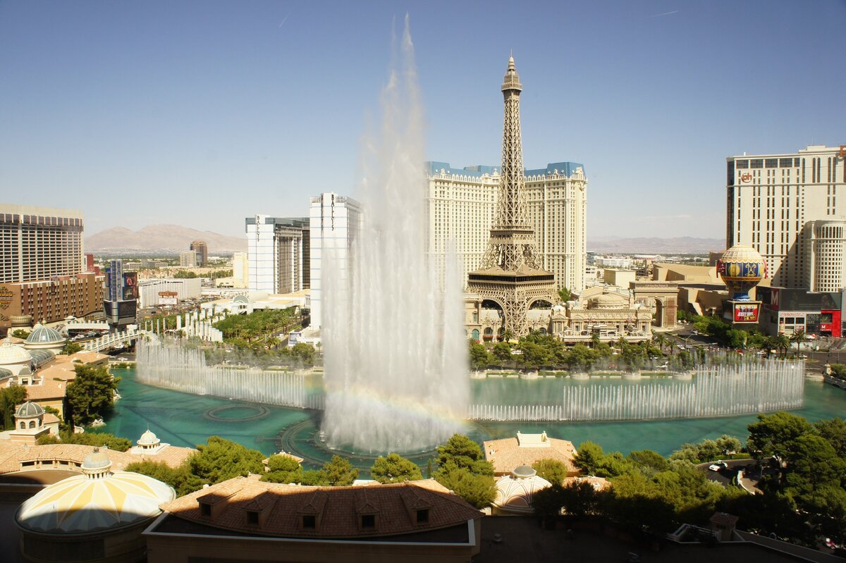 Днем фонтаны "репетируют" без музыки - проверяют их работу перед вечерним шоу.