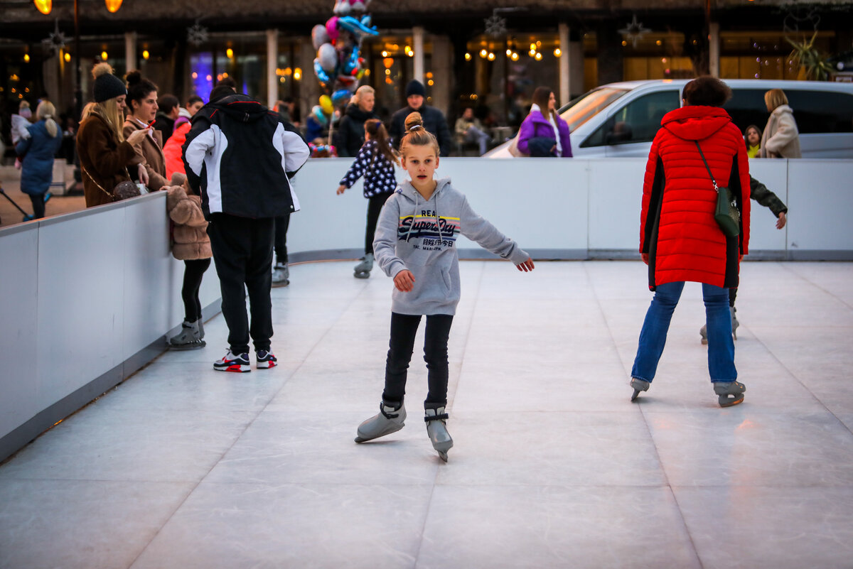 Десятки горожан пришли на каток в Будве
