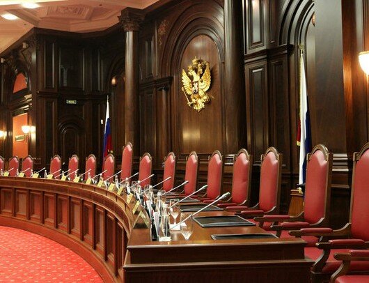 Это Конституционный суд РФ. Пустые кресла? Это нормально. Решения принимаются не здесь. 