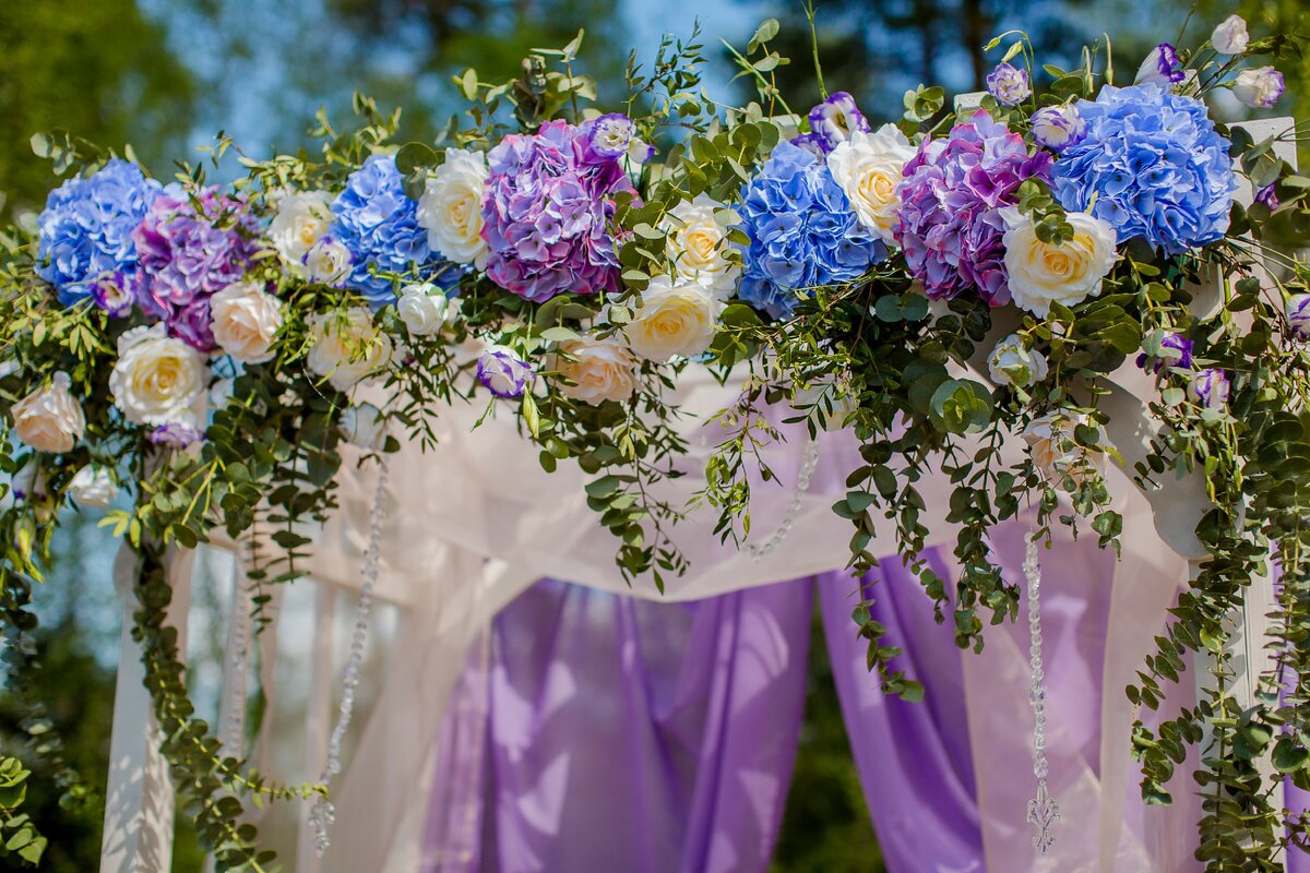 Фото из нашего архива. Декор арки для выездной церемонии в загородном клубе