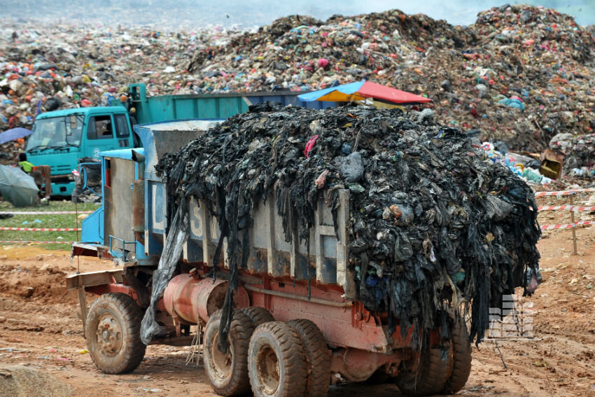 Тариф на вывоз мусора в Москве вырос сразу более чем в 2 раза — было 2,34 рубля, стало 5,23 рубля с 1 кв. м общей площади