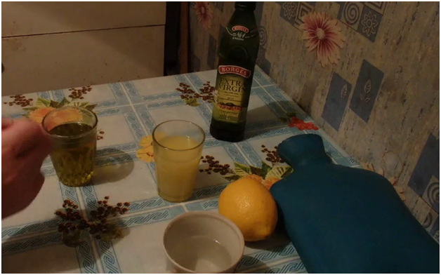 Стакан сока лимона и стакан оливкового масла.