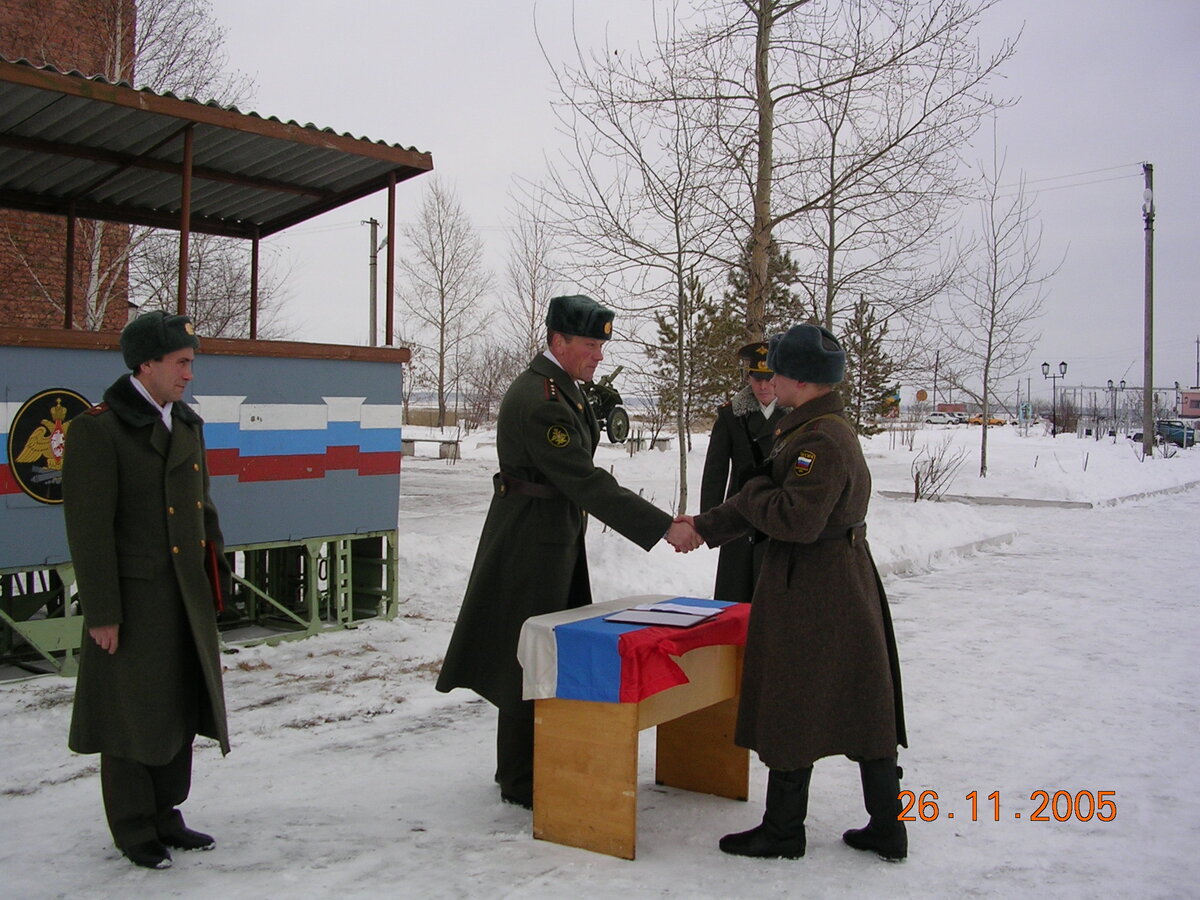 На фото. Военная присяга. Офицеры и старший прапорщик в пальто. а солдат ещё в советской шинели. Последний призыв, который получил шинель советского образца.