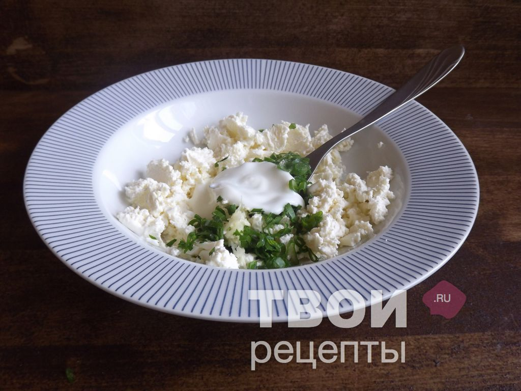 Добавляем рубленную зелень и лук, йогурт, соль и перец по вкусу.