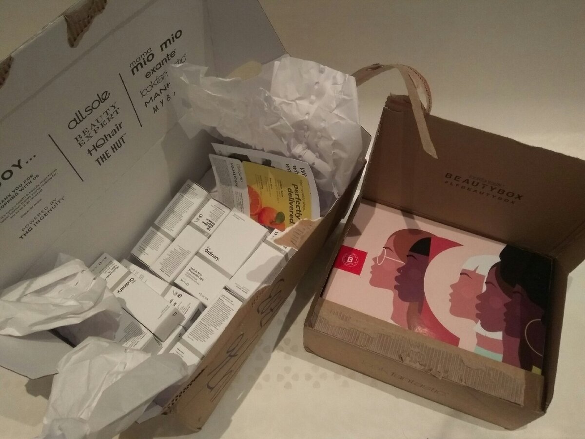 Так выглядят две мои последний посылки с сайта lookfantastic! Слева - 9 продуктов от The Ordinary, справа - мартовский бьюти-бокс, оформленный в честь праздника 8 марта