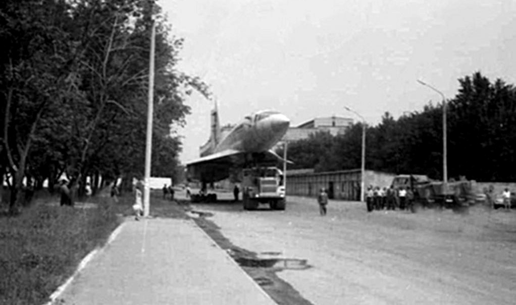 Транспортировка самолета ТУ-144 в 1985 году.