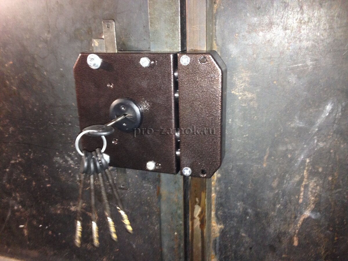 Накладной замок Меттэм. Бюджетный и надёжный вариант для гаража.