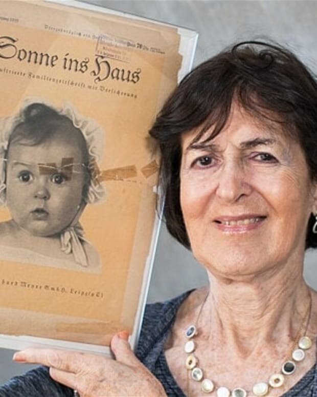 Хесси Левинсон Тафт держит в руках тот самый журнал со своим детским фото на обложке. Изображение взято с яндекс картинки. 