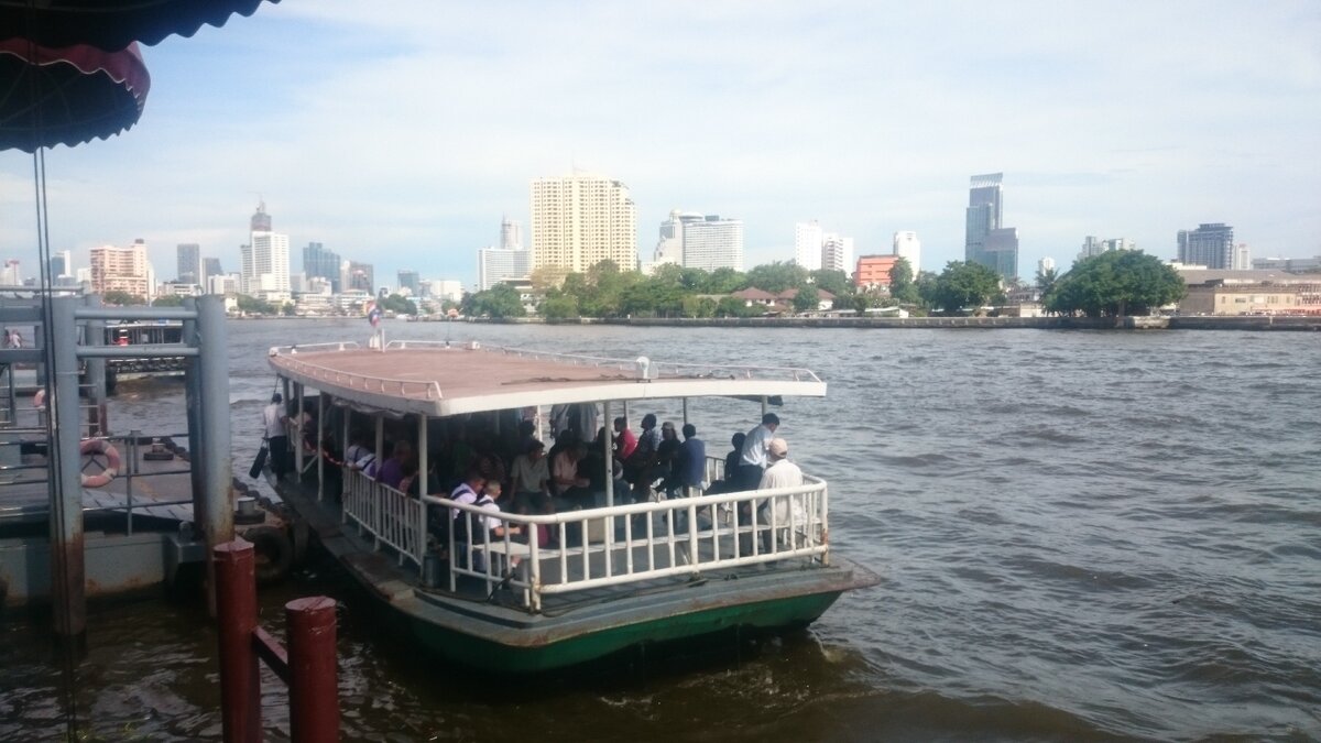 Особенно часто укачивает на водном транспорте. Паром в Бангкоке (фото автора)
