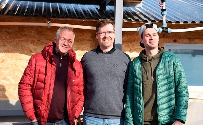 Меркулов уверен: их сироп по качеству не хуже канадского, а по стоимости — ниже. Сейчас «Пензенские кленоварни» производят 20 тонн продукции в год, но хотят увеличить объём до 100 тонн и заменить как можно больше импортного сиропа. 
 
Предпринимателю нравится идея сельхозкооперации — когда не люди нанимаются на работу, а мелкие хозяйства объединяются и помогают друг другу: например, перерабатывают продукцию на общем предприятии. По такой модели построен бизнес «Пензенских кленоварен», на которых работают около 20 жителей села Сосновка. 
 
Кленовый сок — сезонный продукт, его можно собирать только весной. Чтобы производство не простаивало, компания организовала сбор малины, а в будущем планирует создать птицеводство. Меркулов рассказал, как устроено производство кленового сиропа, выгодно ли производить продукт в России и с какими проблемами столкнулись партнёры, запуская предприятие. 
 
Почему кленовый сироп 
 
Идея кленоварни первоначально возникла у отца и сына — Сергея и Александра Анашиных. В начале 2017 года они нашли в интернете рецепт и сварили пробную партию домашнего сиропа у себя на даче в Подмосковье. 
 
После удачной домашней варки Анашины решили открыть небольшое производство в Пензенской области. Локацию выбрали неслучайно — в регионе растёт много клёнов, и к тому же оттуда родом их семья. 
 
Чтобы запустить проект, требовался партнёр и инвестор, и Александр обратился к Ивану Меркулову, своему работодателю. На встречу отец и сын привезли домашний сироп — и продукт Меркулову понравился. 
 
Меркулову понравилась идея про Пензенскую область: здесь уже росли клёны, была плодородная земля, а климат подходил не только для получения кленового сока. Он продолжил идею по созданию круглогодичного производства, став после производства сиропа выращивать в другое время года малину. Кроме того, здесь были люди из ближайших деревень, готовые работать. 