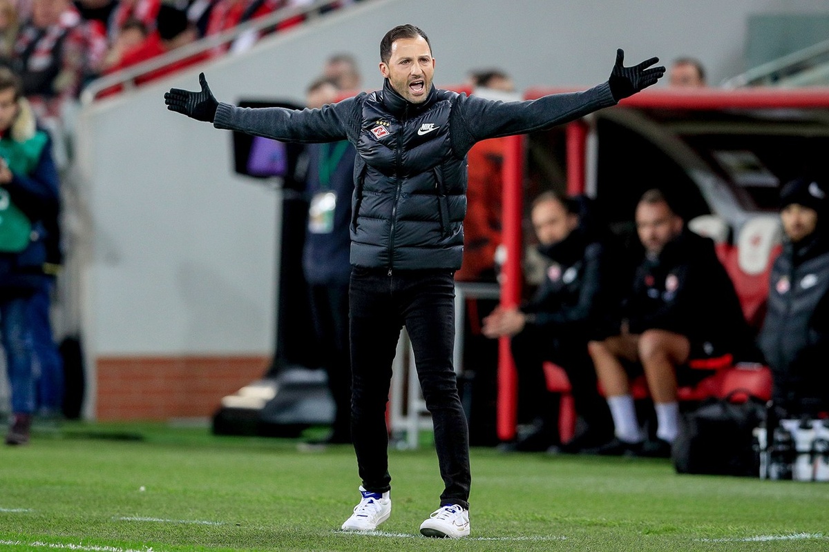 Но это вовсе не парадокс, ведь:

1. У Тедеско был плохой багаж — иначе зачем прежних тренеров и руководителей увольняли?

2. Он не понимал принципов лиги, ее традиций и культуры — отсюда, например, столько жёлтых.

3. Он не знал ни своих, ни чужих игроков.

Именно поэтому «Спартак» попер не сразу, а развивался постепенно, как и «Ливерпуль» Клоппа и «Сити» Гвардиолы. Их первые сезоны были слабыми (8-е и 3-е место) и прошли под логичную критику прессы и экспертов.