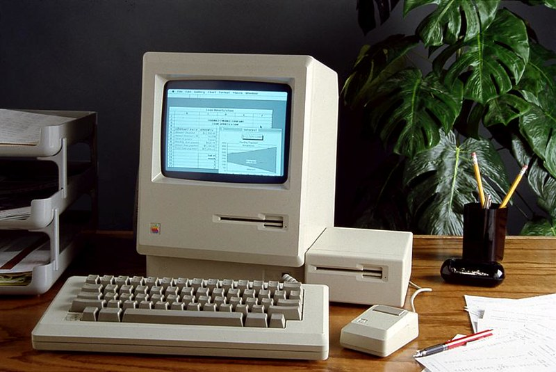 Microsoft компьютер. Apple Macintosh 1985. Первый компьютер виндовс. Самый первый компьютер на виндовс. Первые компьютеры виндовс 1.0