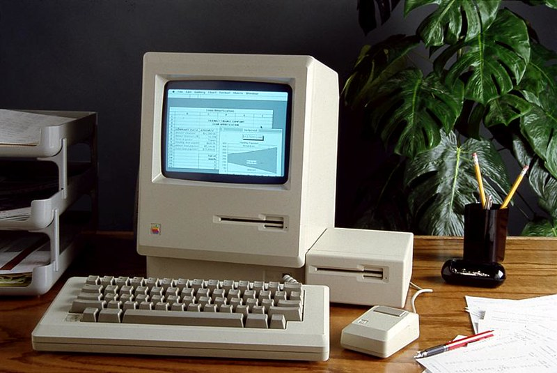 Microsoft компьютер. Apple Macintosh 1985. Первый компьютер виндовс. Самый первый компьютер на виндовс. Первые компьютеры виндовс 1.0.