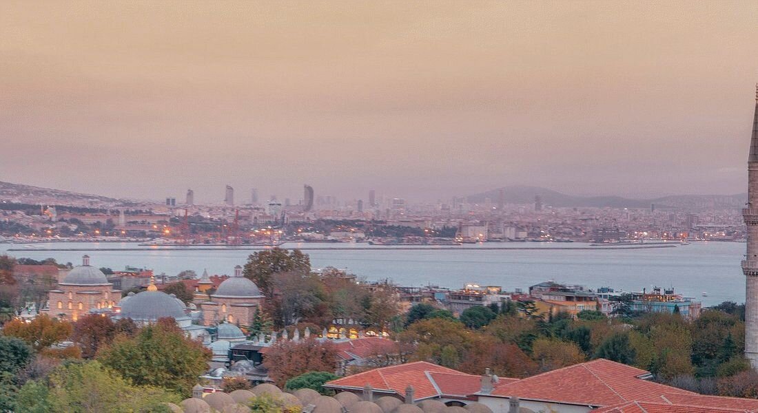 Пригород и вид на город. Стамбул 2020.