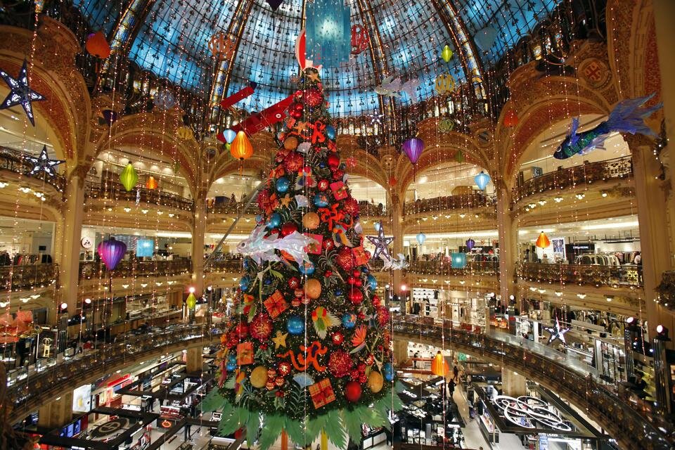 Гигантская украшенная елка возвышается под большим куполом универмага Galeries Lafayette в Париже, Франция / GETTY IMAGES