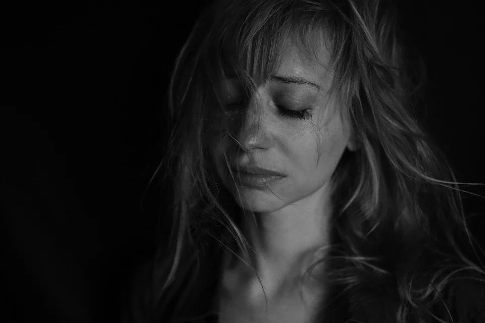 https://cdn.pixabay.com/photo/2019/10/25/20/16/sadness-4578031__340.jpg