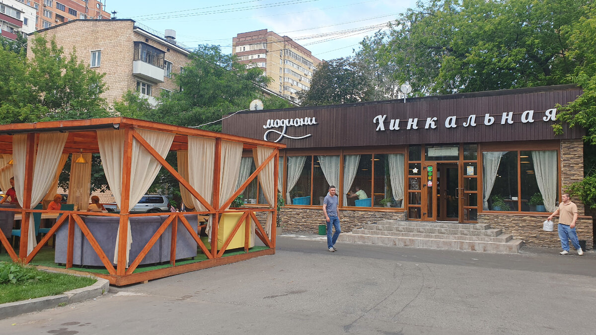 Неплохо обосновались. Димасик шествует с парковки