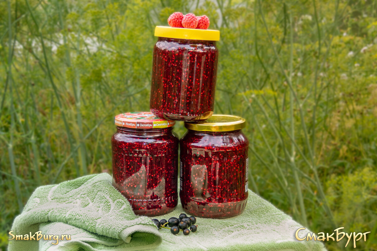 Супер-ароматное вареньице из малины и черной смородины должно украсить домашний погребок любой хозяйки!