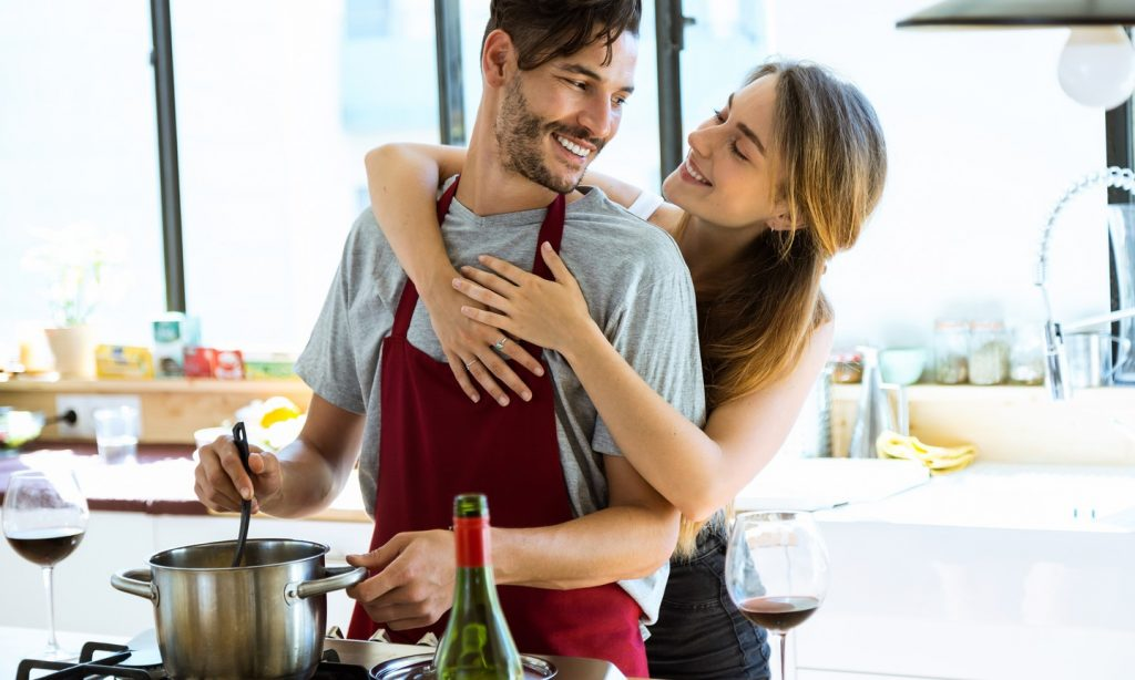 совместная жизнь советы. начало отношений. совместная жизнь советы. кризис у пары. счастливая семейная пара.