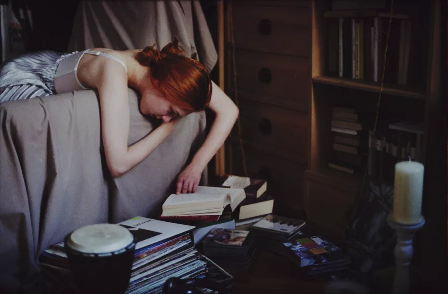 Жалкая читать. Девушка с книгой. Чтение в одиночестве. Рыжая девушка с книгой. Грустная девушка с книгой.