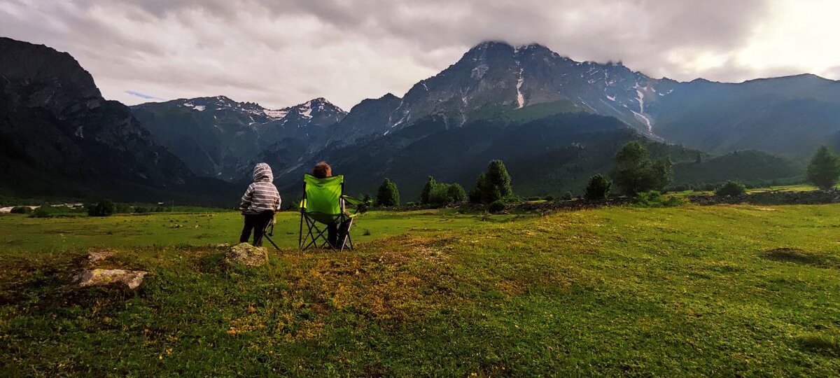Безмятежные дети, которые отдыхают с нами во всех походах. Как классно, что не им приходится разбираться со всеми этими проблемами.