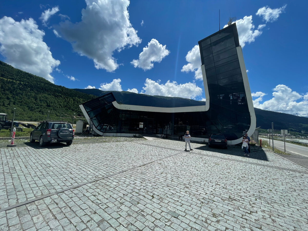 Фото автора. Аэропорт в Местии, Сванети. Выглядит футуристично.