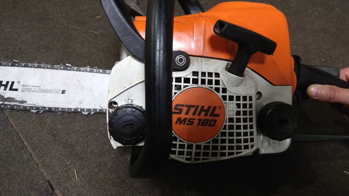 Как завести stihl 180. Включения бензопилы. Не заводится штиль 180. Как завести штиль 180 на холодную. Бензорез штиль как заводить.