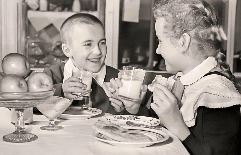 Пионеры пьют молоко. Фото: открытый источник.
