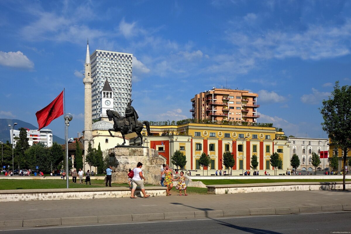 Какая столица албании. Тирана Албания. Албания тирана достопримечательности. Тирана Албания вокзал. Тирана Албания фонтан