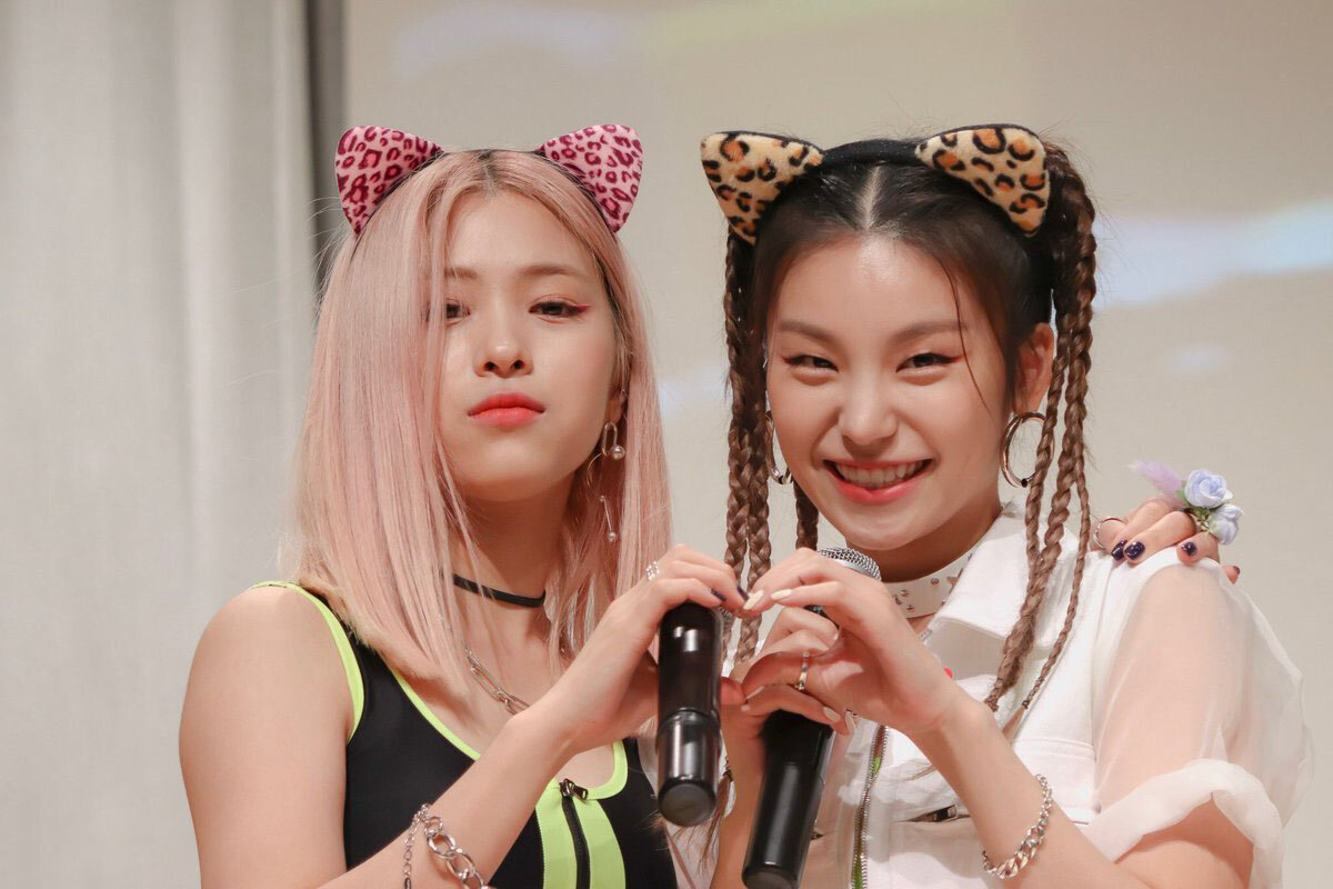 Фанфик рюджин. Йеджи Itzy. Yeji and Ryujin. Itzy Yeji Ryujin. Itzy Рюджин и Йеджи.