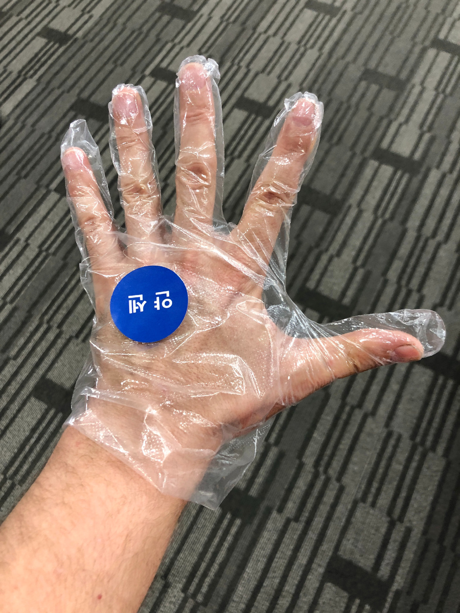 На входе дают перчатки. И наклейку «Янсен».