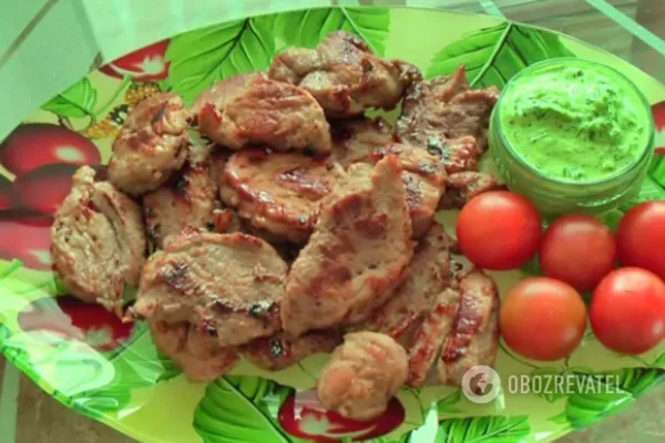 Подаем мясо к столу с соусом, гарниром и зеленью