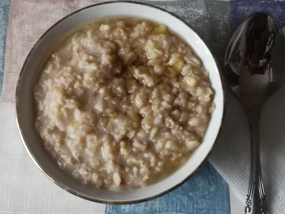 Овсяная каша с мёдом, сливочным маслом, грецкими орехами. Фото автора.