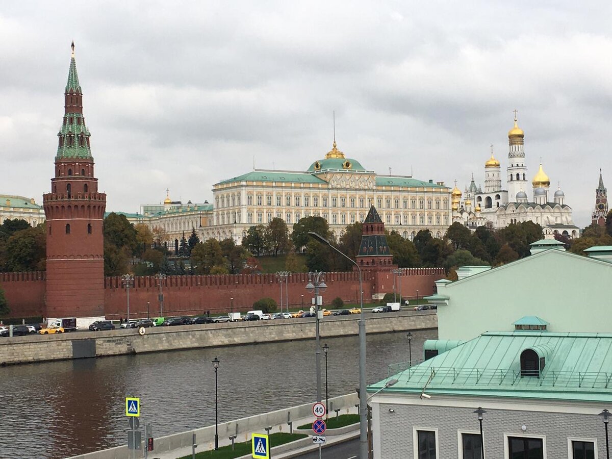 2. Кремль и его Водовзводная башня, чуть правее Благовещенская башня( фото автора).