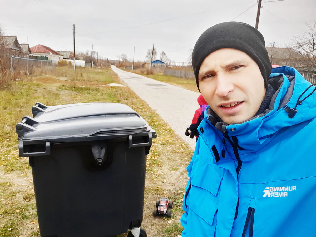 На деревню хватает всего одного мусорного бачка. @ Горбунов Сергей