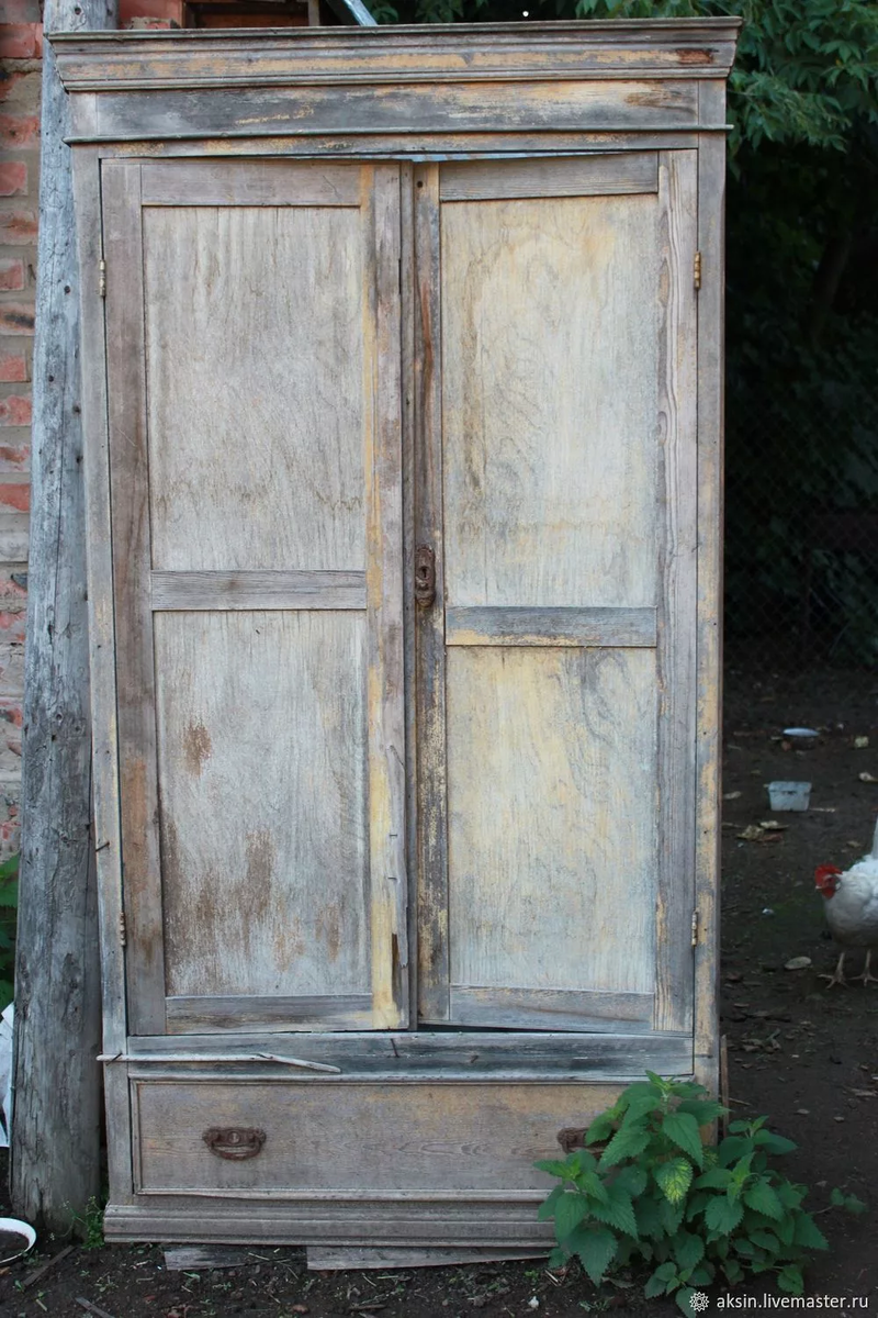 В таком шкафу обязательно должен быть "скелет"