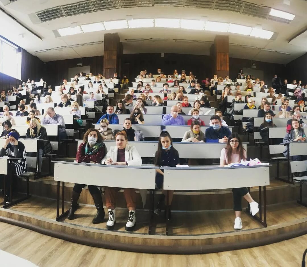 фото из интернета, ребята в колледже при ВУЗе