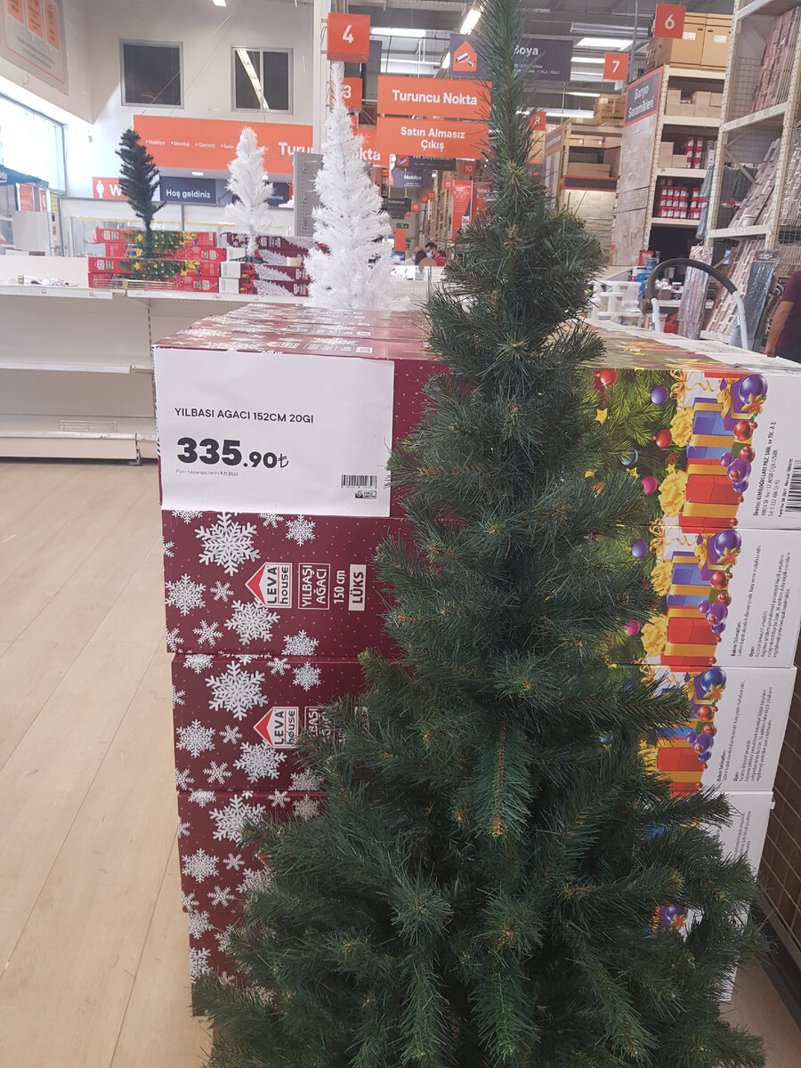 "Koçtaş", Алания, Турция, 14 ноября 2021г.. Полки освобождены под коробки с декором для предстоящих через полтора месяца зимних праздников. 