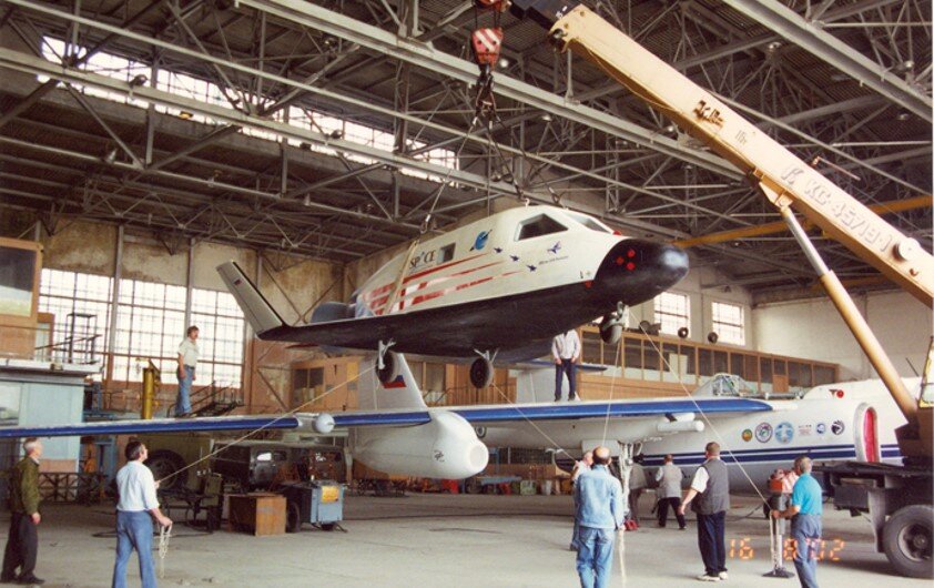 Установка полномасштабного макета космического модуля на самолет М-55 в цехе ЭМЗ им.В.М. Мясищева