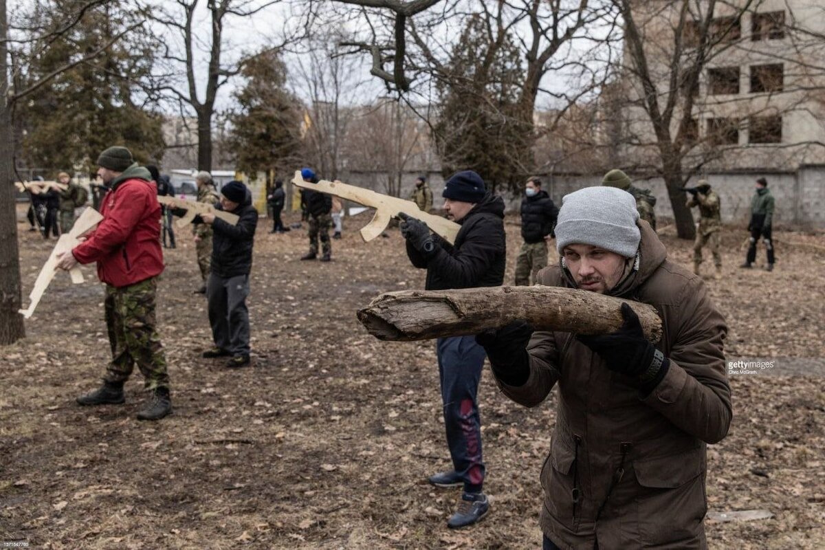 После занятий у новоиспечённых защитников спросили в какой род войск их записать? 99% предпочли записаться к Путину в плен.