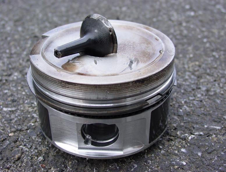 Последствия «встречи». Поршень не катастрофически пострадал, а вот клапан разлетелся. Часто еще требуется и серьезный ремонт головки блока, а то и полная ее замена