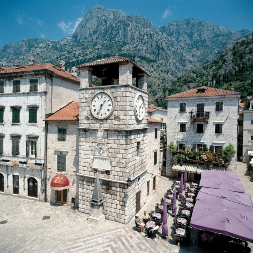 Вид со второго этажа хорватского посольства напротив часов.