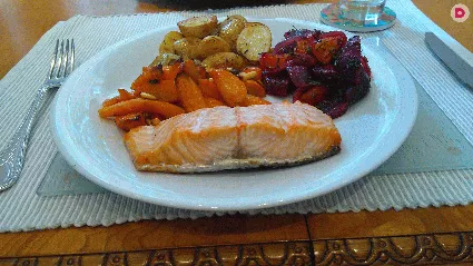 Запеченная с овощами рыба – очень питательное и невероятно вкусное блюдо. Существует большое количество вариантов, как приготовить это лакомство. По своему желанию вы можете легко экспериментировать с ингредиентами и рыбой