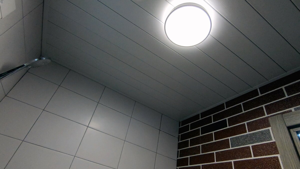 Делаем потолок в ванной из пластиковых панелей (10 фото)