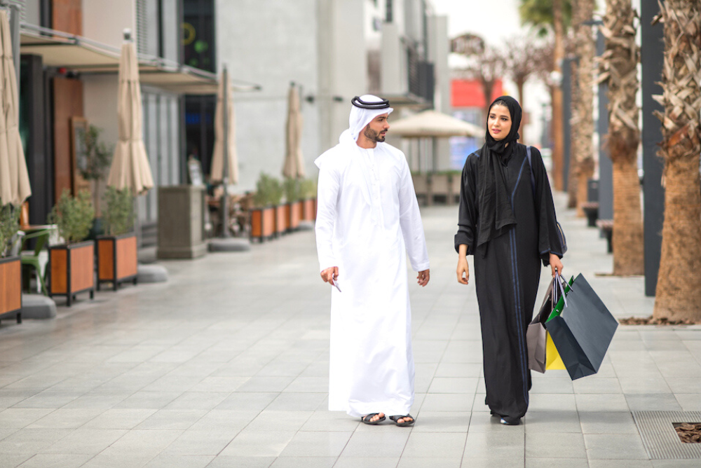 В какой одежде дубай. ОАЭ местные жители. Арабские эмираты одежда. Одежда в ОАЭ. Одежда женщин в ОАЭ.