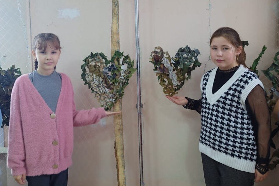     Пятиклассницы сплели маскировочную сеть из сердец. Фото: Армен Аракелов, предоставлено родителями детей