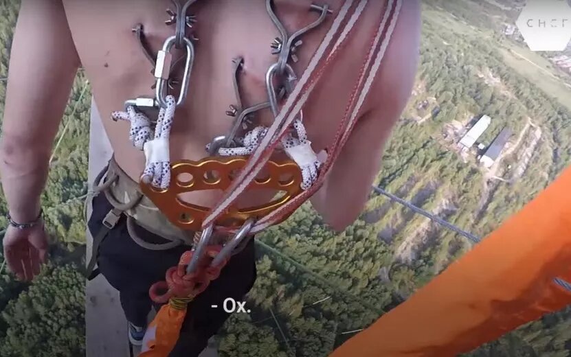    Экстремал с крюками на спине спрыгнул с трубы ТЭЦ в Удмуртии